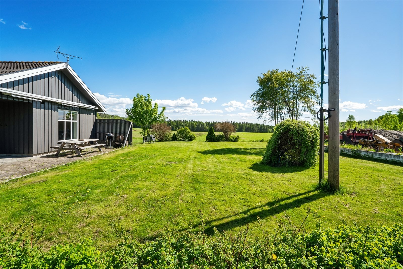 Praktisk og lettstelt hage. God adkomst til huset fra utvendige ganger med belegningsstein Galleribilde