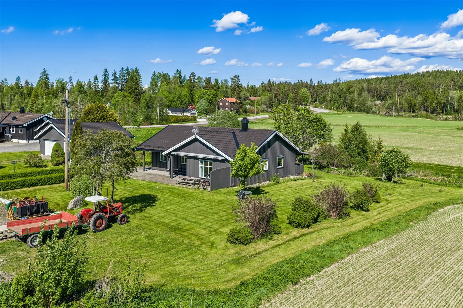 Tunet med bolig, garasje, stabbur og uthus Galleribilde