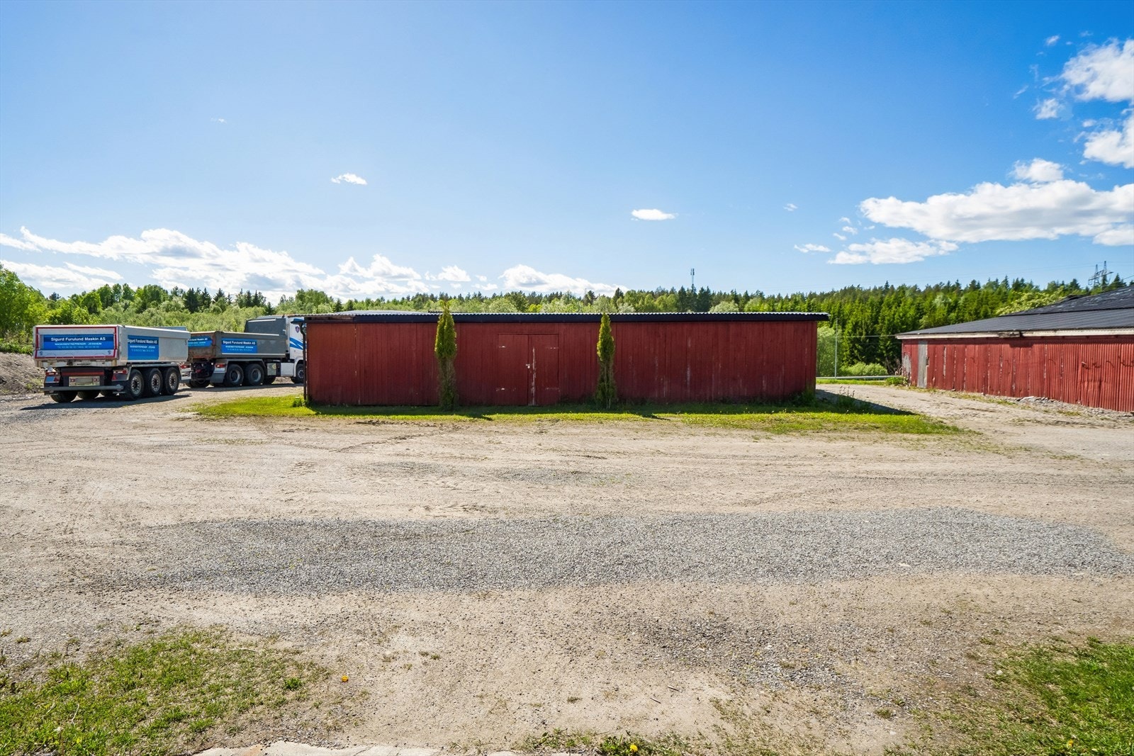 Fra hage - uthusene på gården Galleribilde