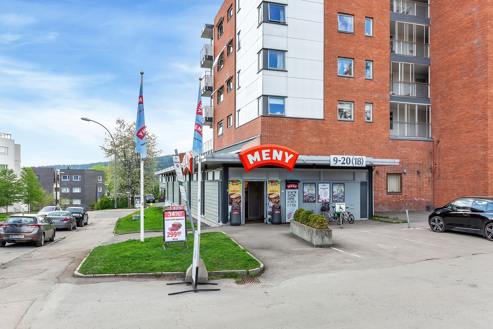 Nærhet til flere dagligvarebutikker som Meny og Kiwi, samt søndagsåpen Joker er også i nærområdet. Galleribilde