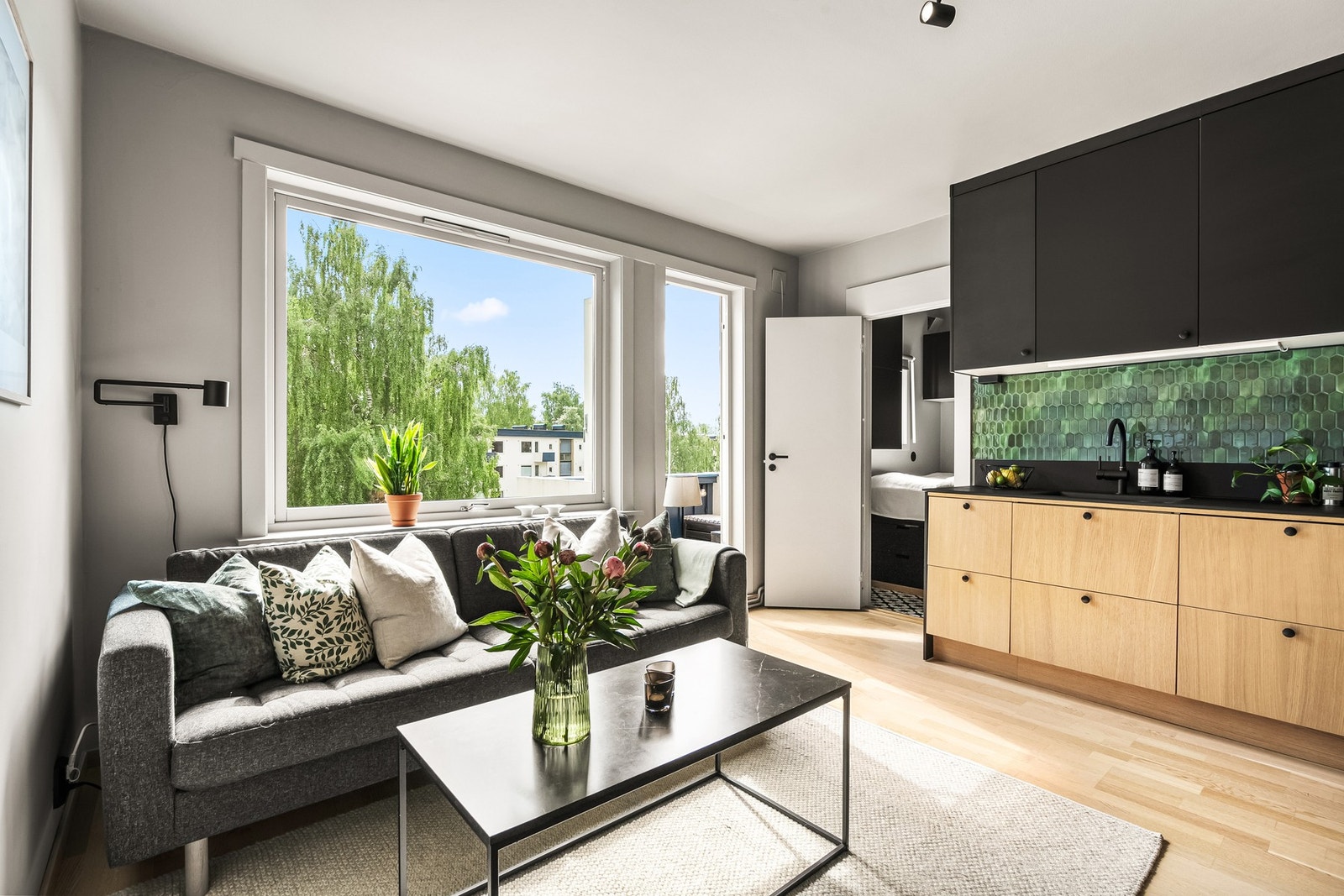 Store vindusflater sørger for godt med dagslys, og fra stuen har du utgang til balkongen og videre inngang til innredet soverom. Galleribilde