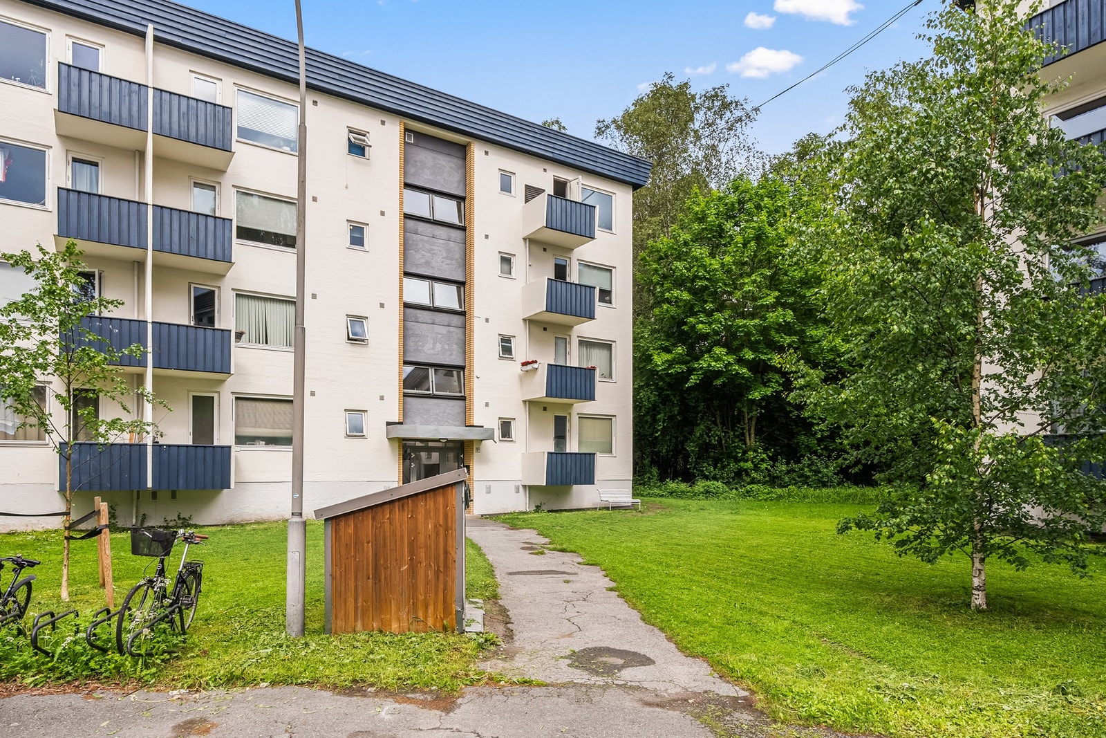 Leiligheten ligger i kort gangavstand til Kringsjå og Holstein T-banestasjon, som gir rask og enkel forbindelse til sentrum og resten av Oslo. Galleribilde