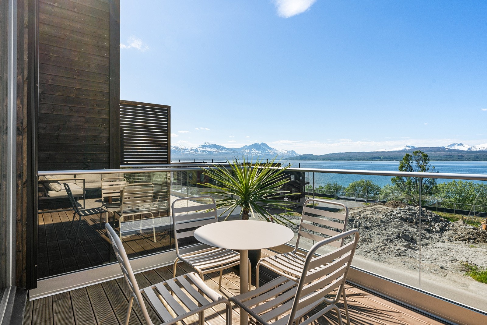 Fra stuen er det utgang til en stor, vestvendt veranda. Verandaen er noe mer tilbaketrukket enn de på sidene, noe som skjermer for innsyn.