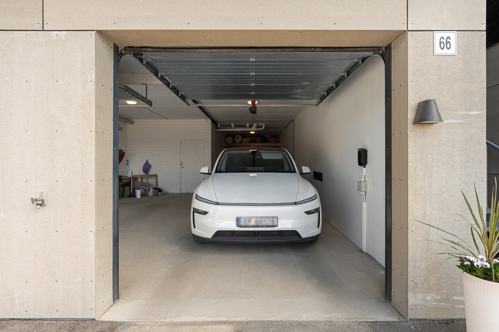I garasjen er både parkering og lagringsplass ivaretatt, med plass for 2-3 biler i lengden.