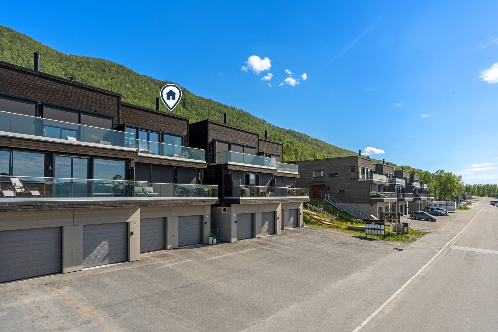 Her får man flere etterspurte kvaliteter som stor vestvendt veranda, strålende sol- og utsiktsforhold og stor garasje med plass til to til tre biler.