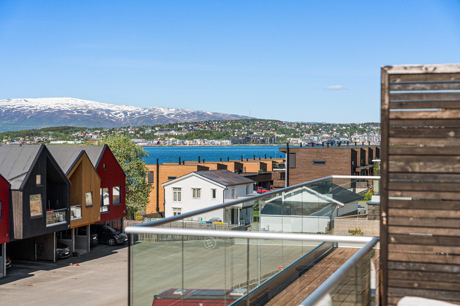 Nydelig utsikt mot Malangen i sør, Kvaløya mot vest og Tromsøya mot nord.