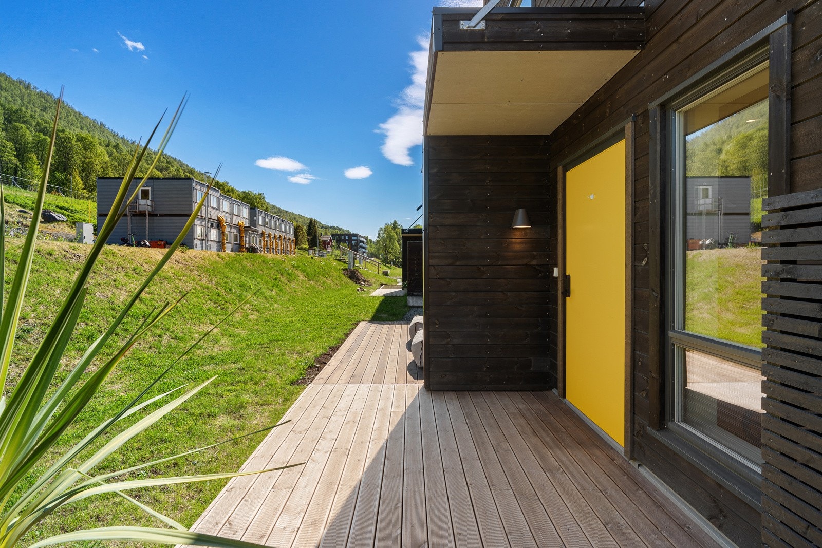 Ved inngangsparti på baksiden av huset er det laget en herlig markterrasse hvor man kan nyte morgensola.