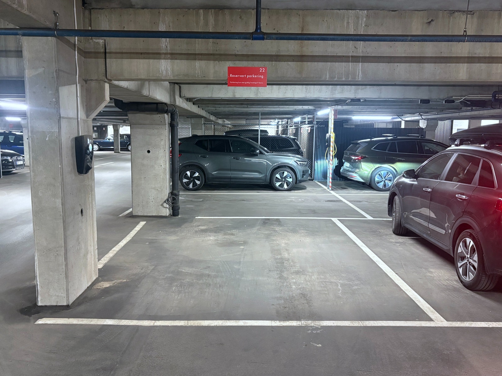 Parkeringsplassen ligger i kjelleretasjen, med heistilgang. I tillegg til å være enorm(!), kommer den med en elbillader - som jo er kjekt hvis du f.eks. vil lade en elbil. Galleribilde