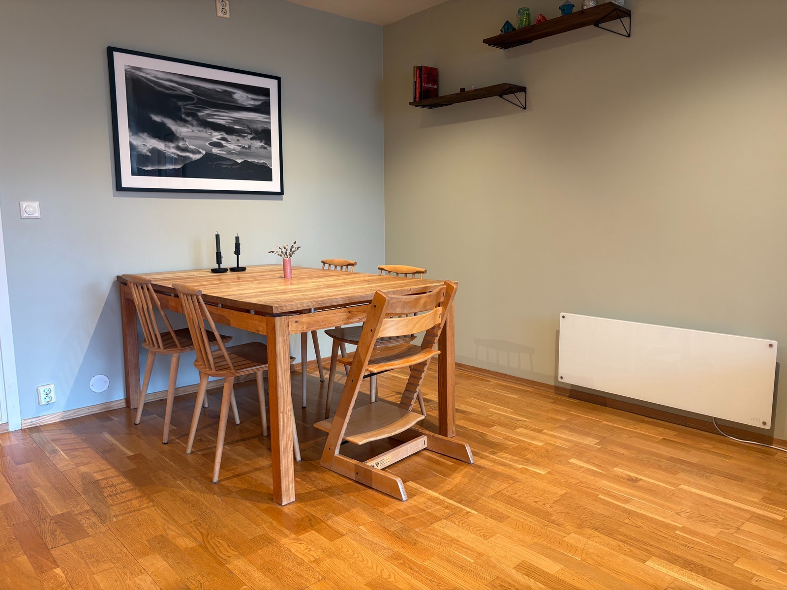 Det er god plass til spisebordet på stua. Galleribilde