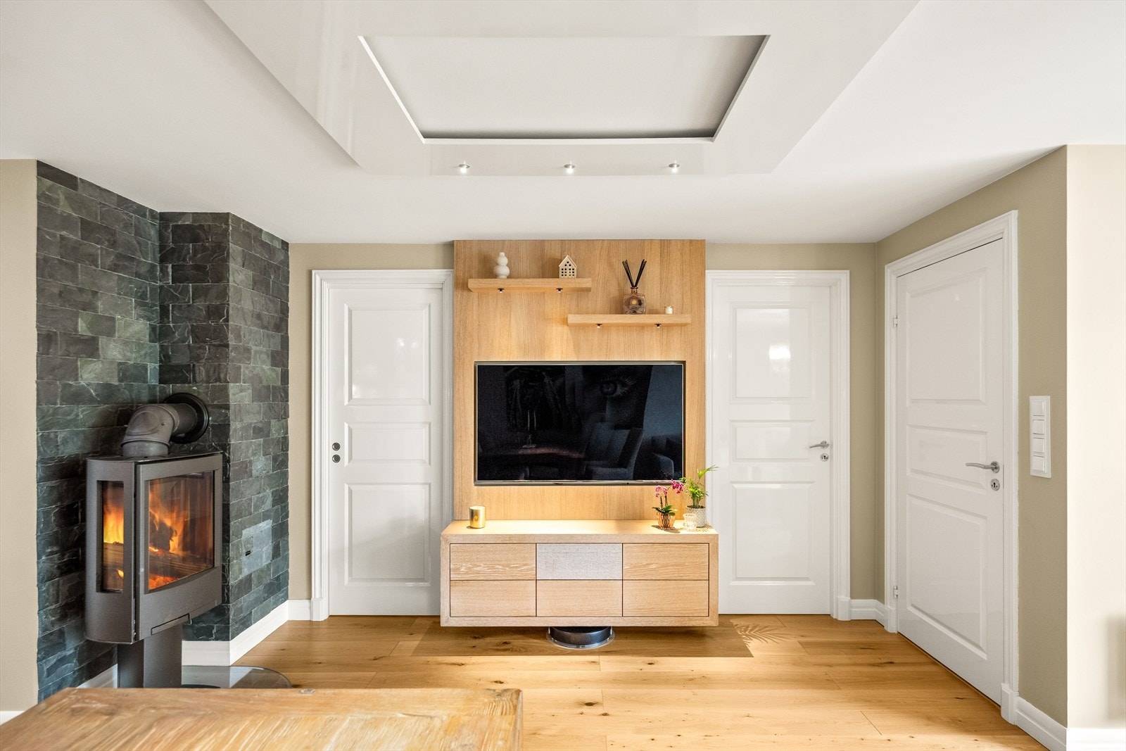 Tv-innredning skreddersydd av møbelsnekker - Downlights i himling og peis Galleribilde