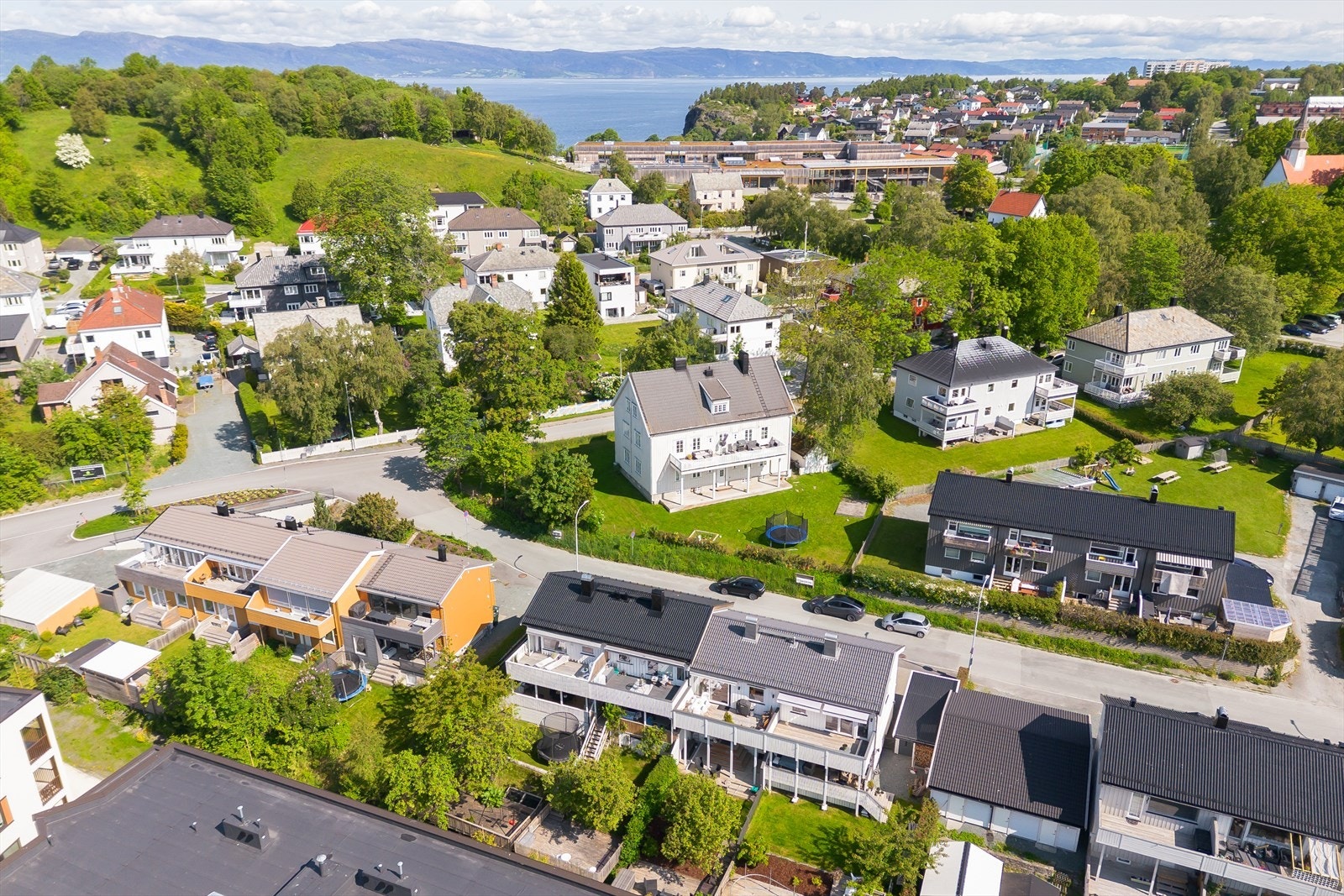 Her får du et rekkehus av de sjeldne! Planløsningen er praktisk fordelt på 3 plan, med stor hage, solrike terrasser, carport og oppstillingsplasser i gårdsplassen. Galleribilde