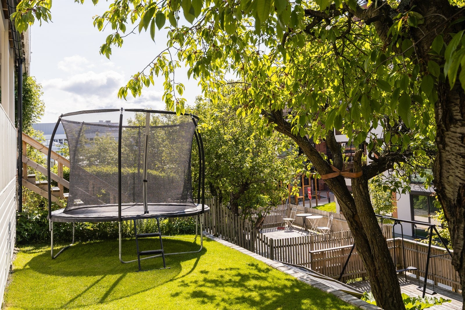 Videre har eiendommen en flott hage fordelt på ulike nivå og gir familien godt med boltreplass for lek og aktiviteter for de minste, samt sosiale sammenkomster for de største. Galleribilde