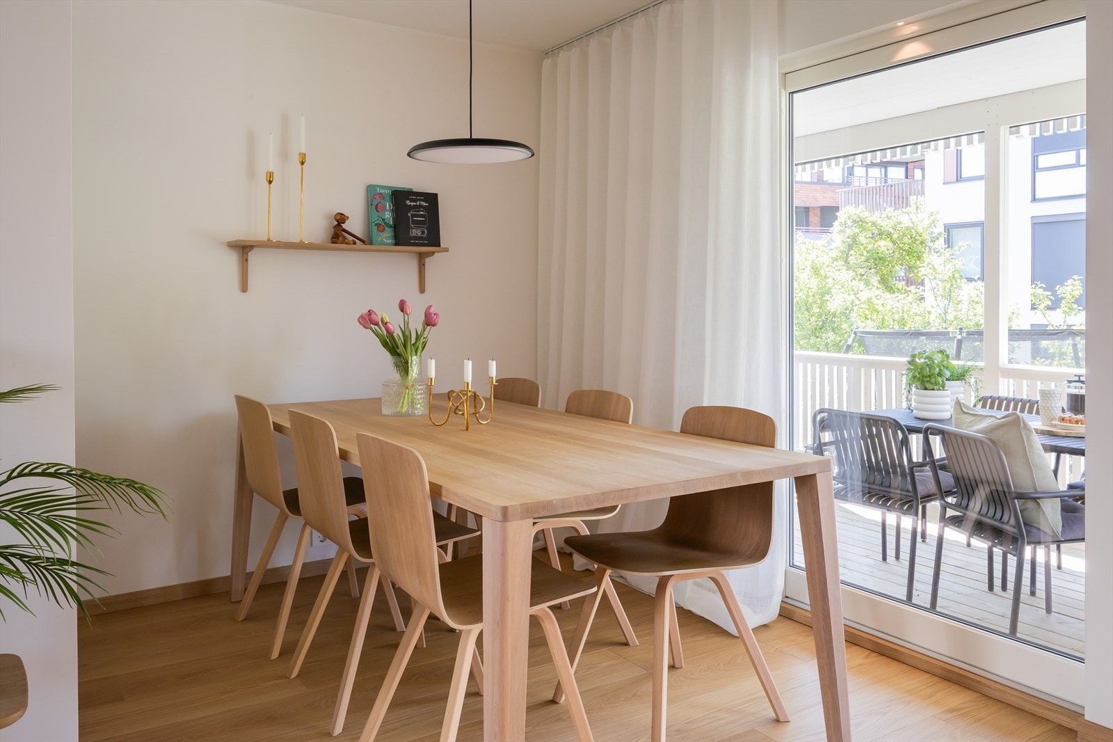 Med dagens planløsning har spisebordet en naturlig plassering langs de sørvendte vindusflatene, i tilknytning til kjøkkenet. Galleribilde