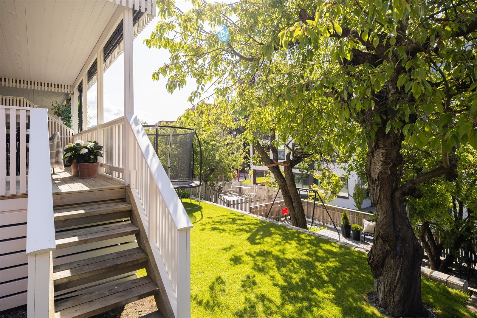 Videre er det direkte tilknytning til hagen. Her får man praktisk og diskret oppbevaring under terrassen - perfekt for hagemøbler og sesongutstyr. Galleribilde