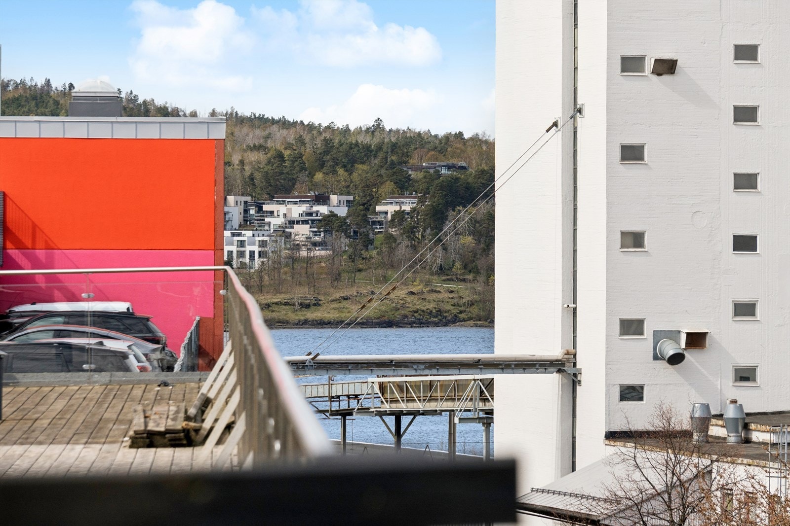 Fra leiligheten er det kort gangavstand ned til sjøen og kanalen. Galleribilde