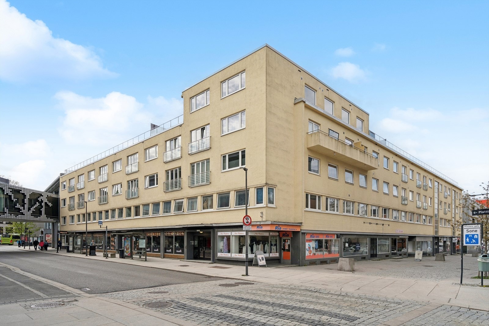 Leiligheten har en svært sentral beliggenhet i Moss sentrum. Herfra er det gangavstand til byens fasiliteter, enten du skal på butikken, ta toget til Oslo eller nyte en kveld på restaurant. Galleribilde