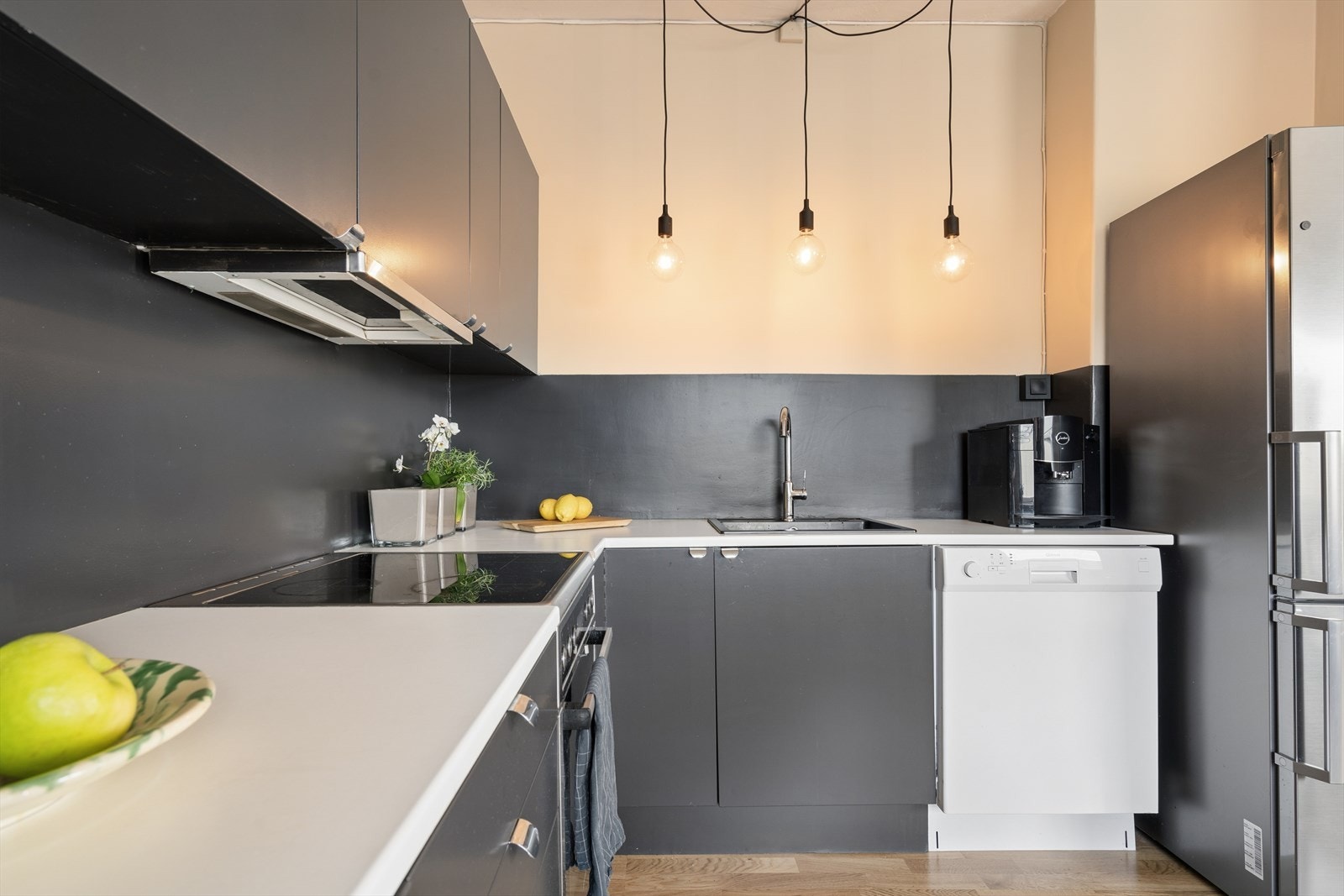 Kjøkkenet er utstyrt med ventilator med kullfilter og planlimt kum i rustfritt stål. Galleribilde