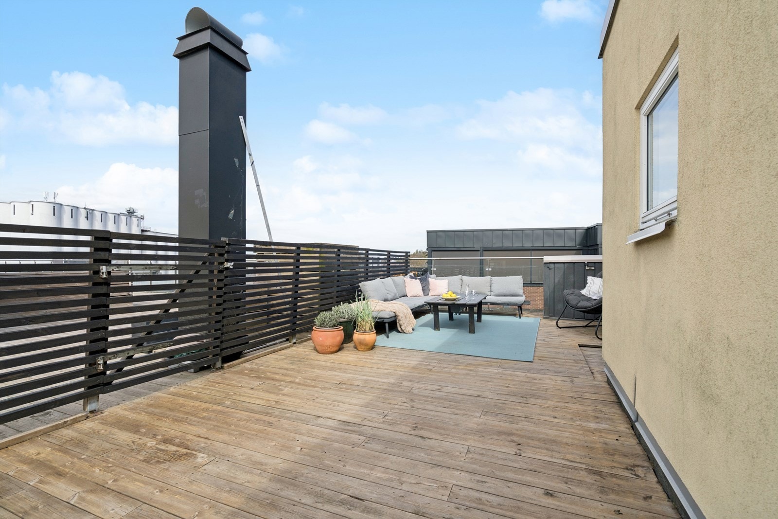 Den romslige, nordvestvendte takterrassen gir rikelig med plass for sosialt samvær. Galleribilde