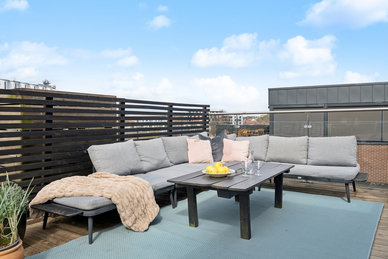 En privat og solrik takterrasse på hele 37 kvm utvider boarealet på varme dager. Galleribilde