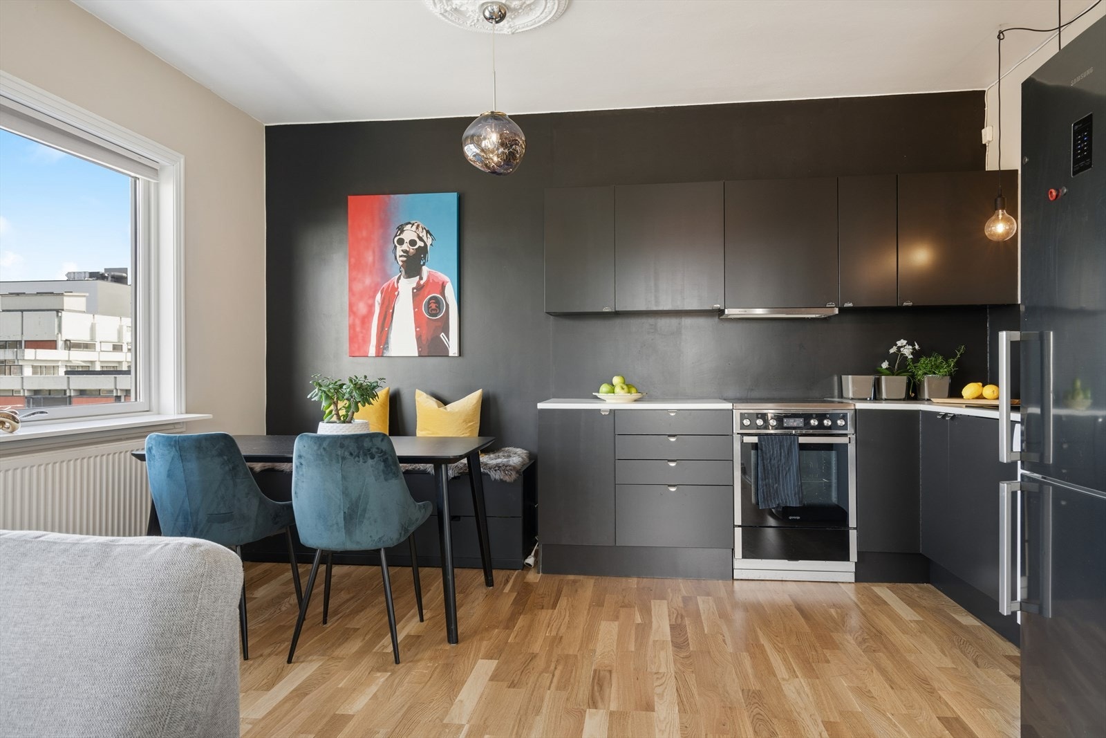 Kjøkkeninnredning med mørke, glatte fronter og laminatbenkeplate. Galleribilde