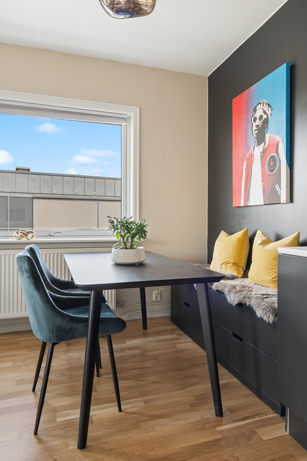Den åpne løsningen gir fleksibilitet for møblering av både sittegruppe og spisebord. Galleribilde