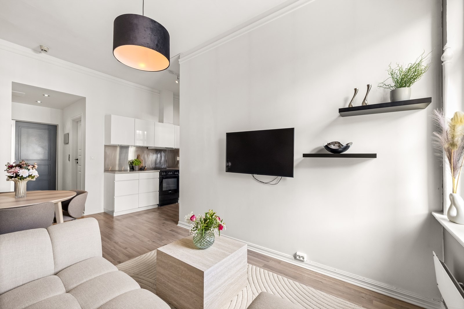Åpen stue/kjøkken-løsning. Galleribilde