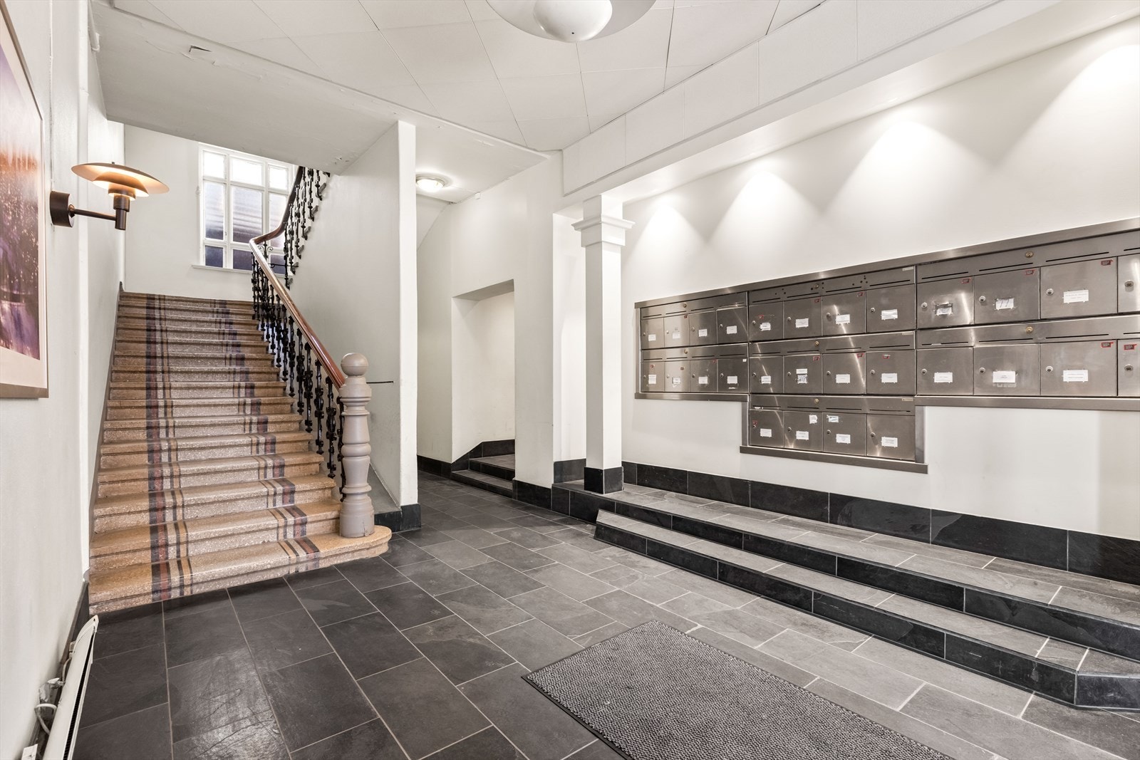 Flott inngangsparti og trappeoppgang med klassiske detaljer. Heis i bygget. Galleribilde