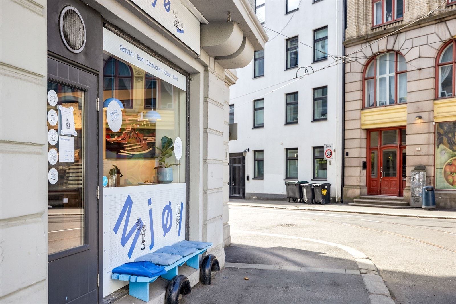 Like utenfor ligger Mjøl bakeri hvor du kan handle inn nystekte rundstykker og ferske kanelsnurrer til helgefrokosten. Galleribilde