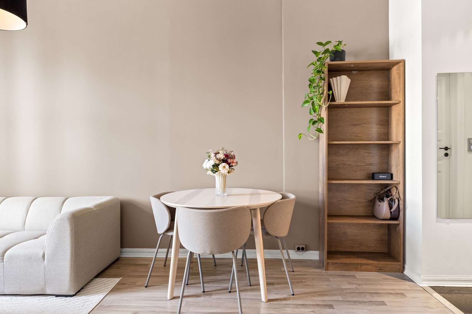 Stuen har plass til både sofagruppe og spisebord. Galleribilde