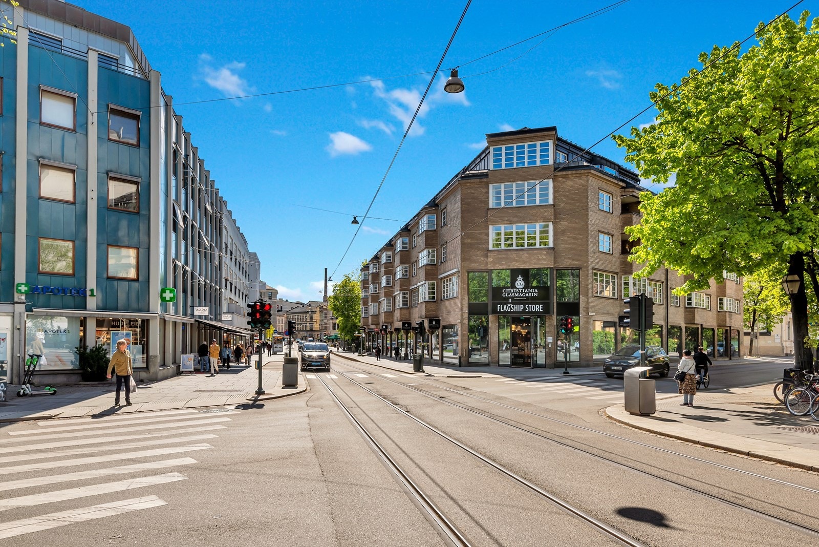 Gatene rundt tilbyr flere nisjebutikker og hyggelige handlesteder, og de store kjedebutikkene finner du på f.eks. i Bogstadveien, Hegdehaugsveien og Karl Johan. Galleribilde