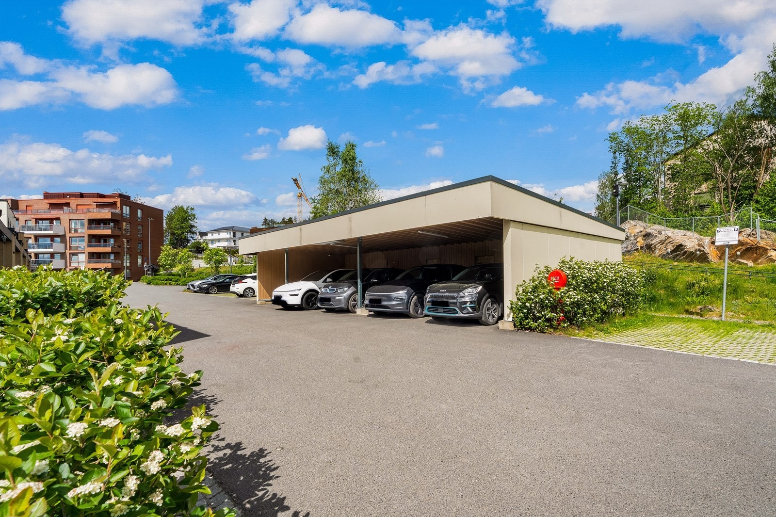 Med boligen disponeres det 2 parkeringsmuligheter - en biloppstillingsplass i carport samt en garasjeplass med elbillader. Galleribilde
