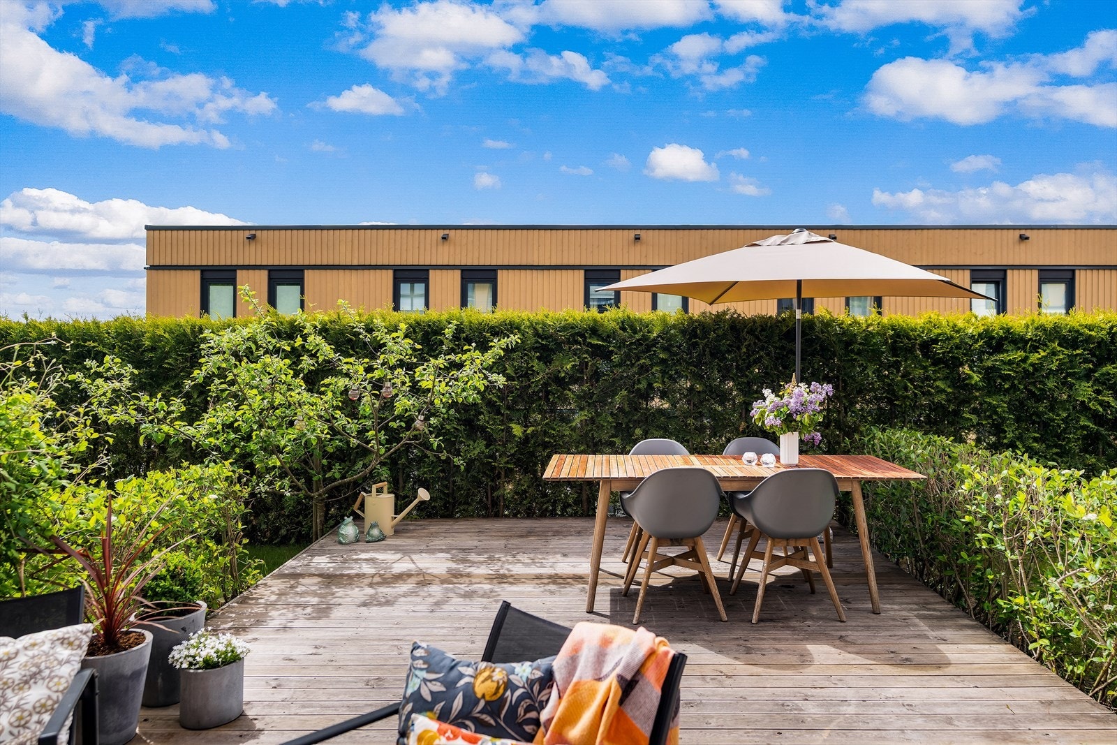 Det er tilgang til flere flotte uteplasser, med terrasse på 29 m² i underetg, samt balkong på 6 m² i 1. etg. Galleribilde