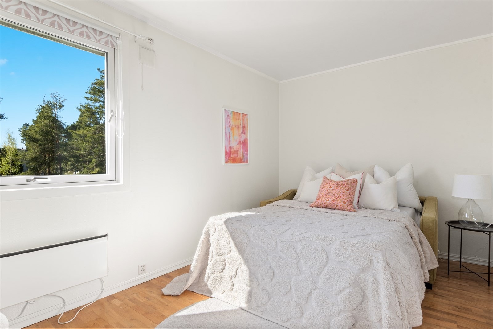 Lyst og rolig soverom med plass til dobbeltseng, fine lysforhold fra vindu og gode innredningsmuligheter. Galleribilde