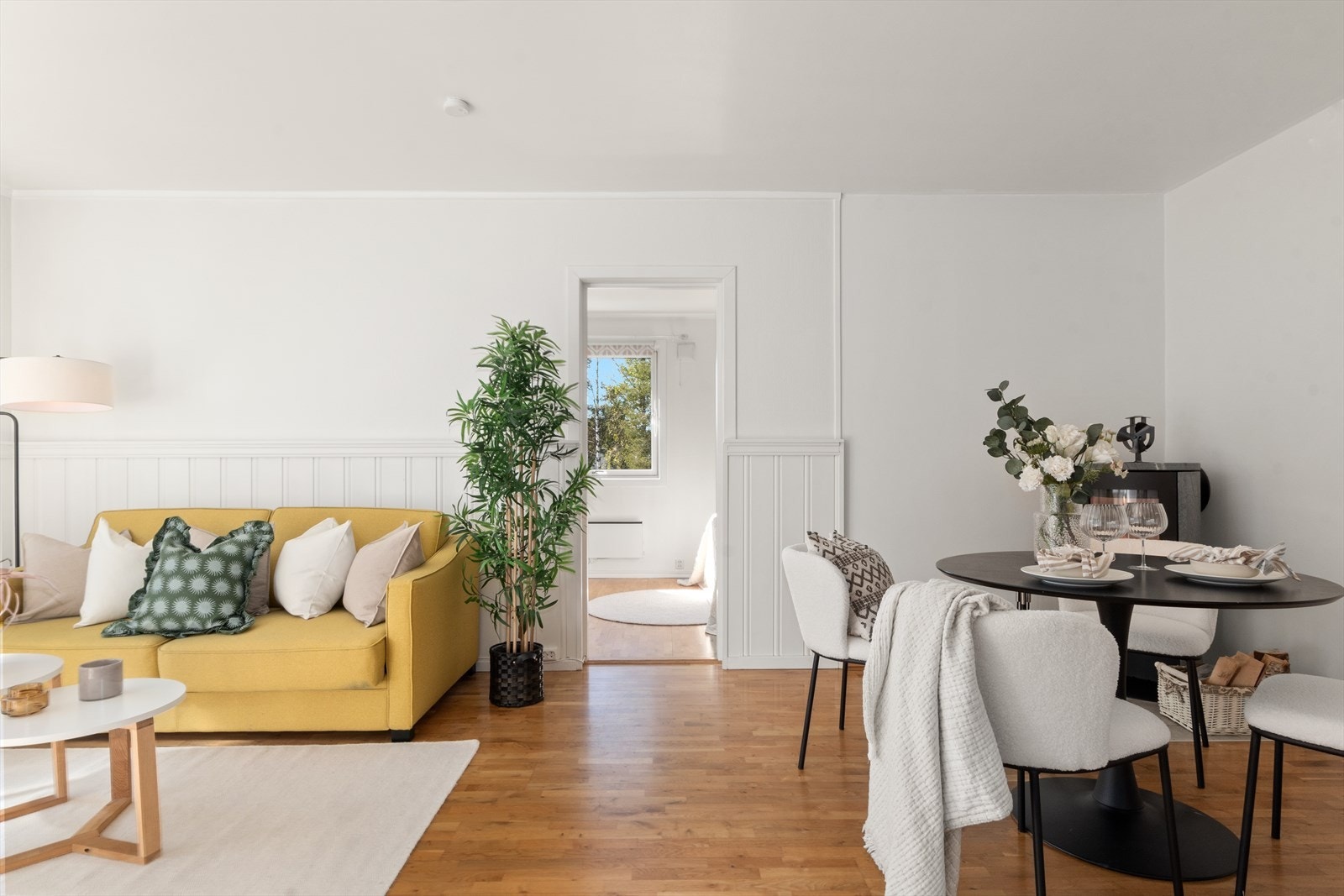 Med åpen dør inn til soverommet skinner lyset fra to sider. Fleksibel planløsning. Galleribilde