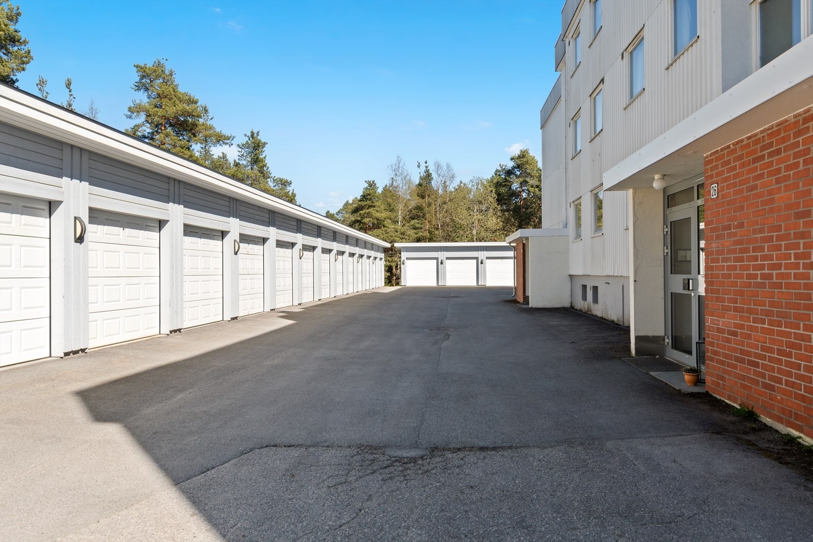 Plass i felles garasjerekke - elektrisk portåpner. Klargjort for lader til el-bil. Eier tegner selv abonnement og monterer boks Galleribilde