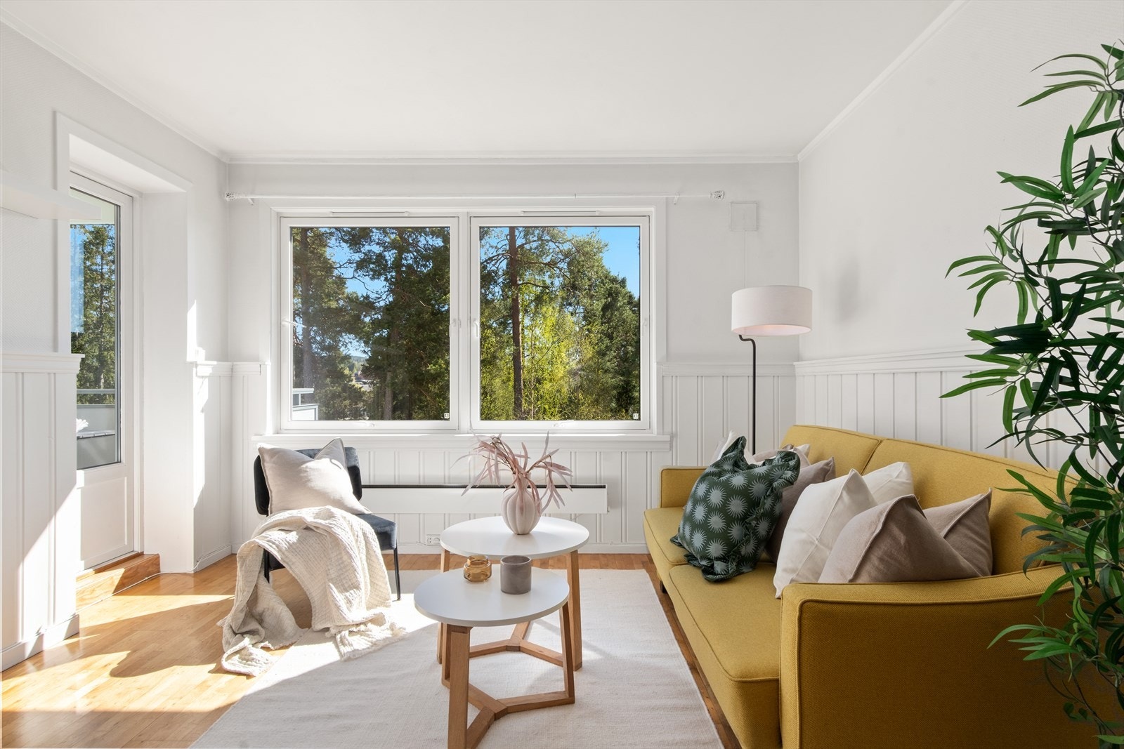 Svært lys og hyggelig stue med store vindusflater, utgang til balkong og gode soner for både avslapning og sosialt samvær. Galleribilde