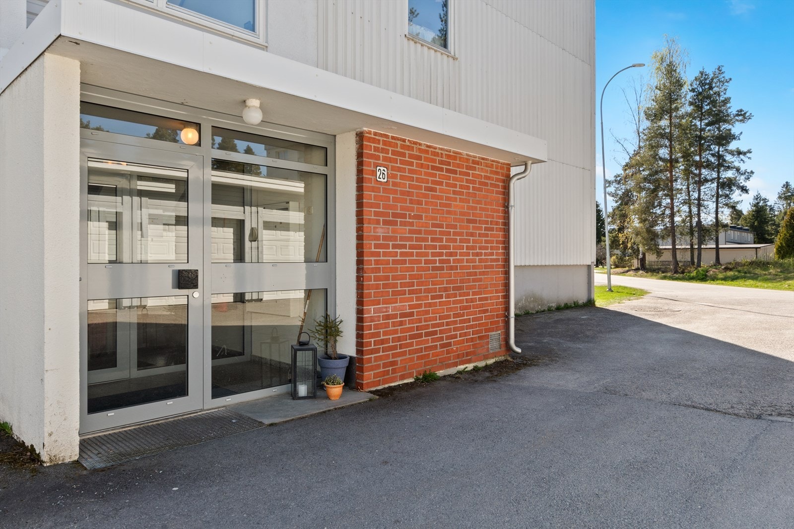 Pen og velholdt inngangsparti. Felles sykkelbod til høyre for inngangen. Galleribilde
