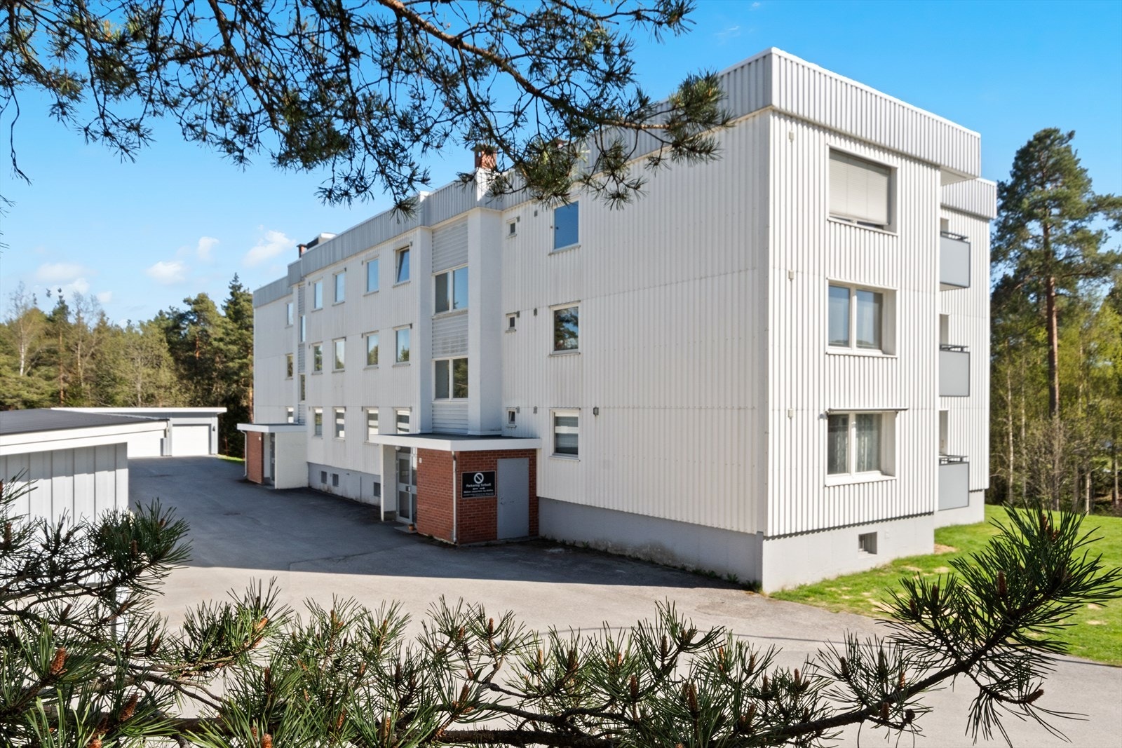 Pen og velholdt lavblokk med rolig beliggenhet, omgitt av grøntområder og gode solforhold. Galleribilde