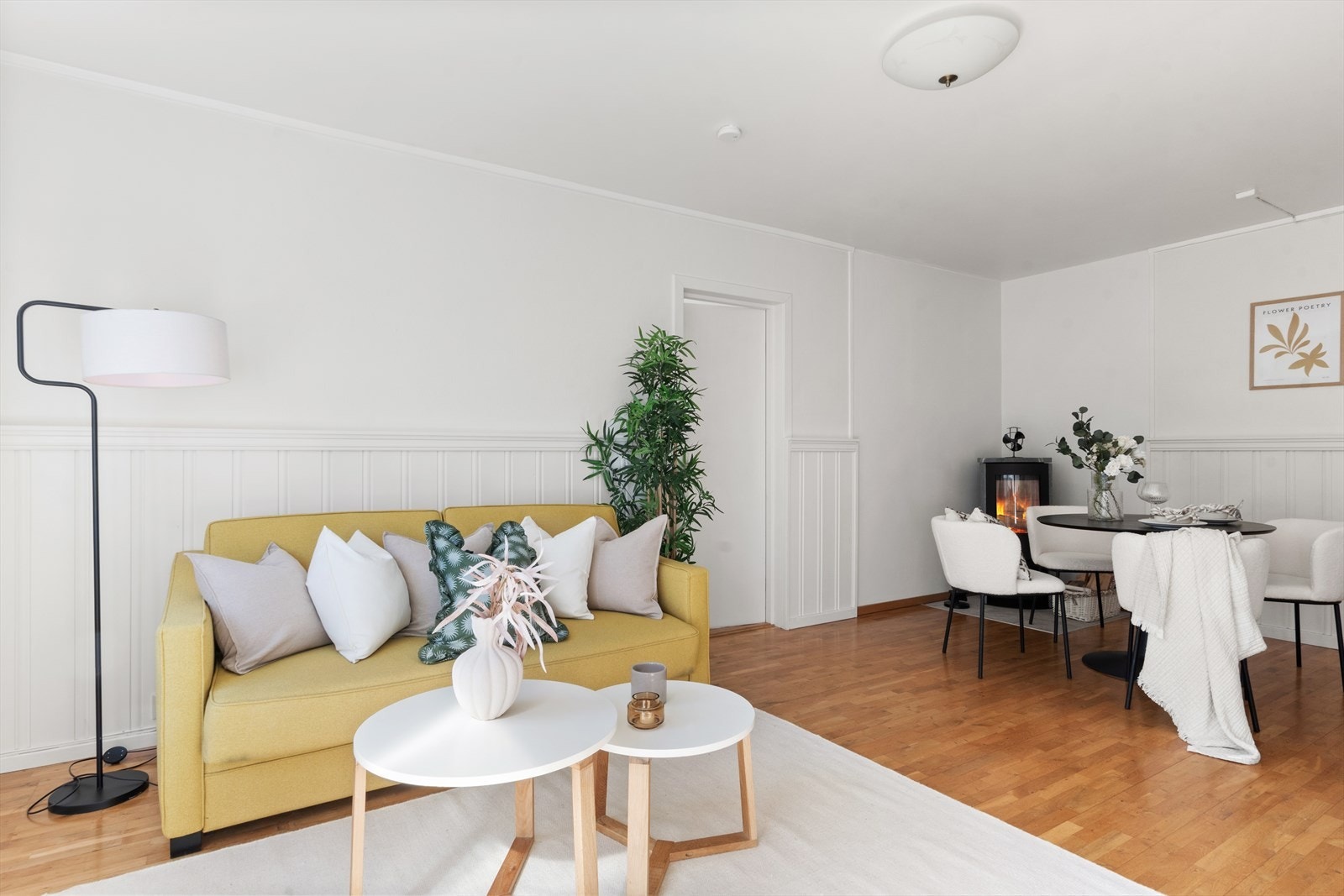 Lys og innbydende stue med god plass til både spisegruppe og sofakrok, samt peis som skaper en hyggelig atmosfære. Galleribilde