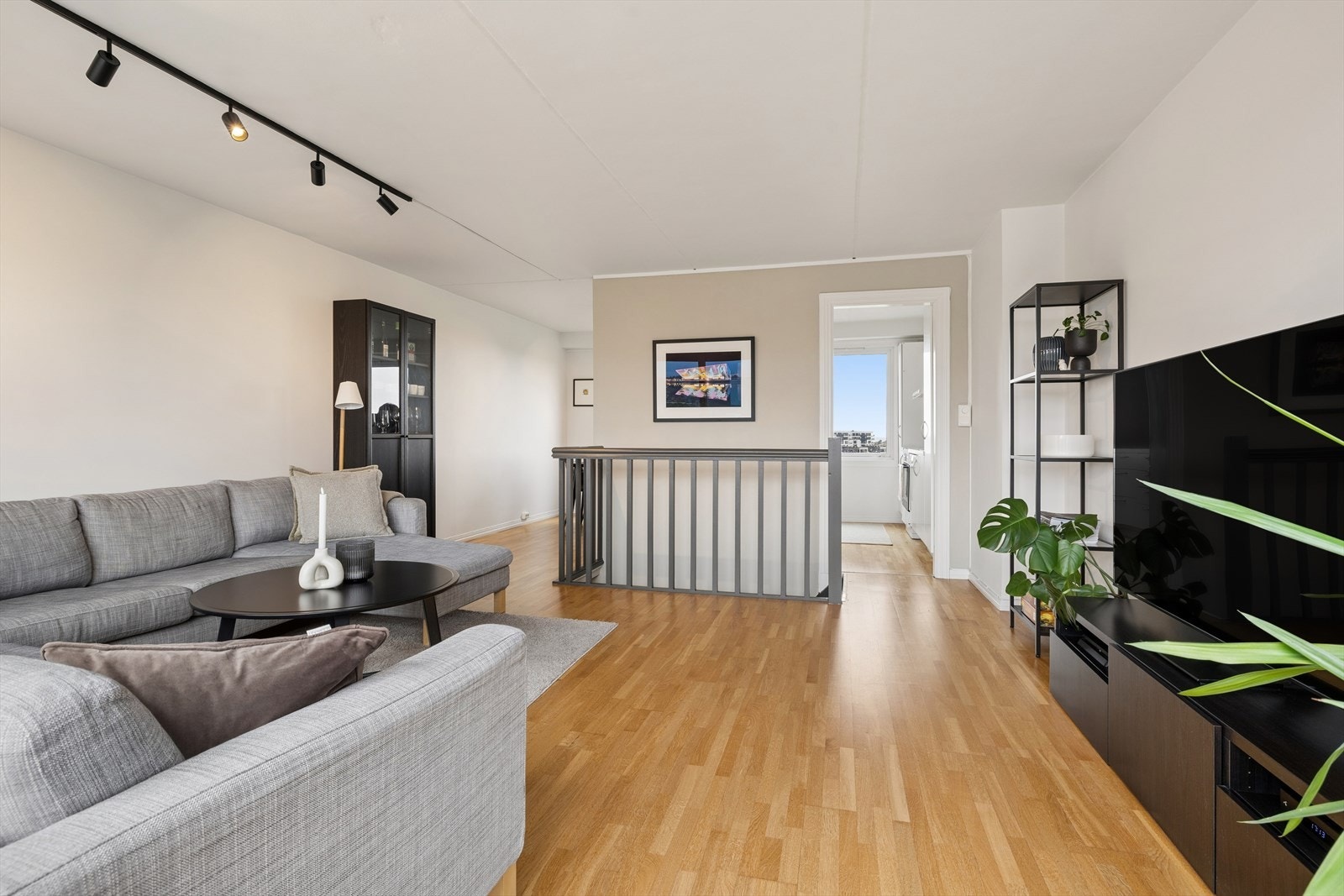 Leiligheten er ellers utstyrt med et pent tre-stavs parkettgulv og slette vegger i moderne farger. Galleribilde