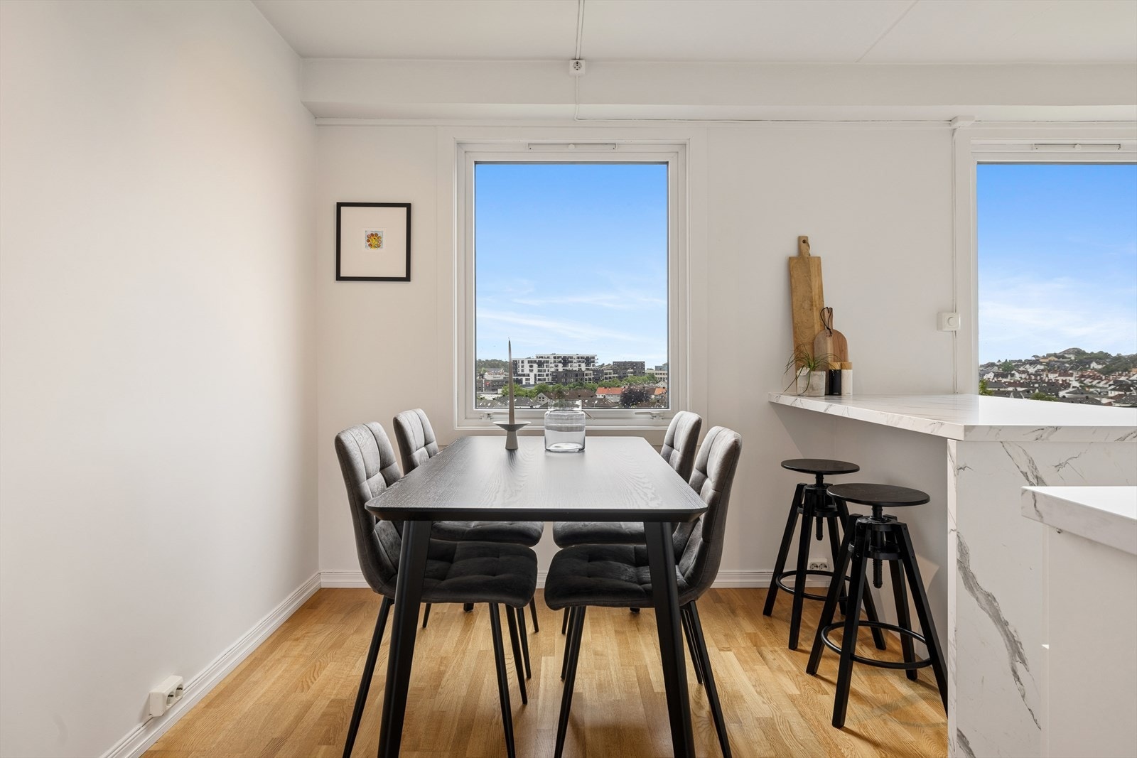 Det er god plass til spisebord på kjøkkenet med utsikt ut mot Lund Galleribilde