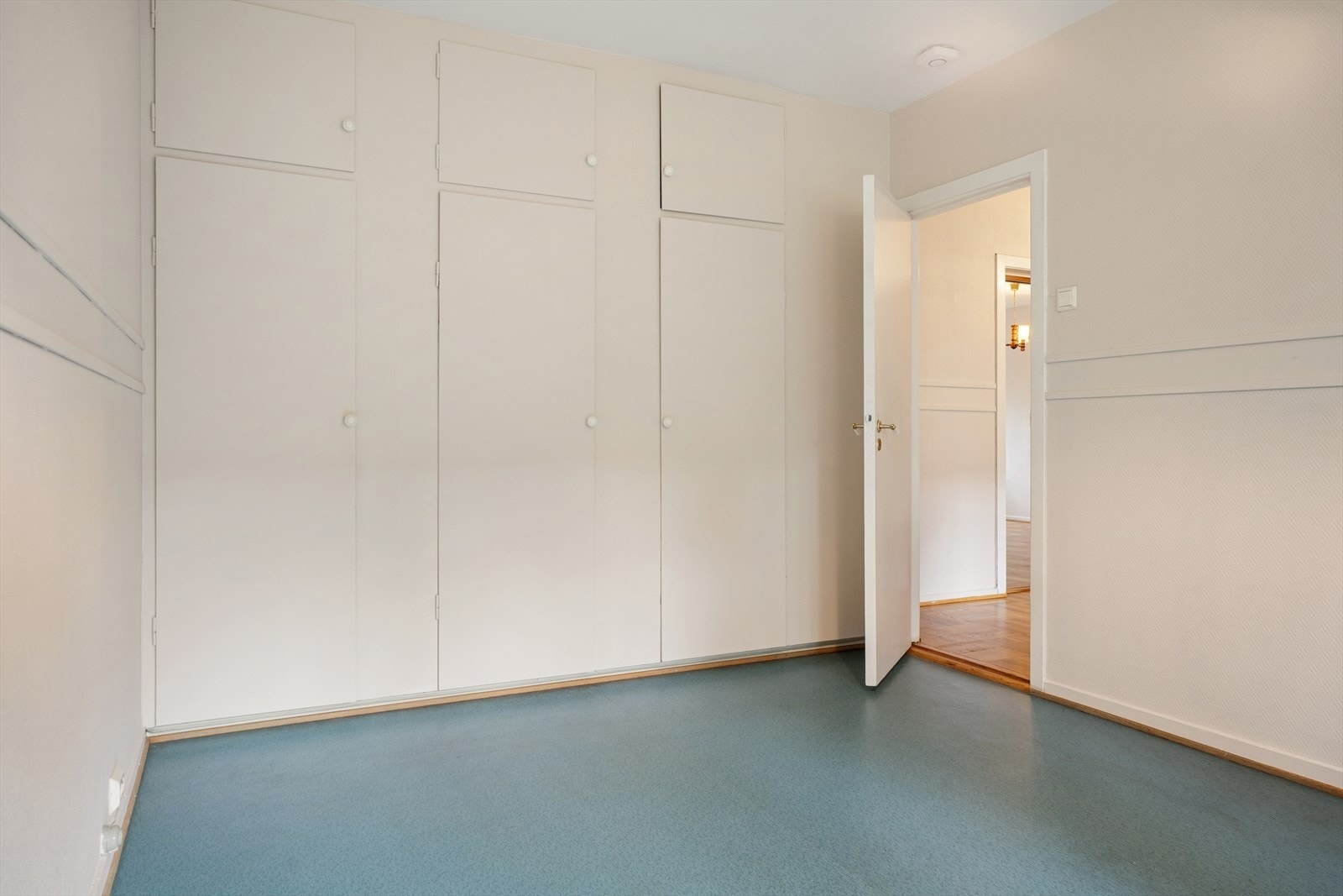 Det er rikelig med skapplass i garderobeskap. Galleribilde