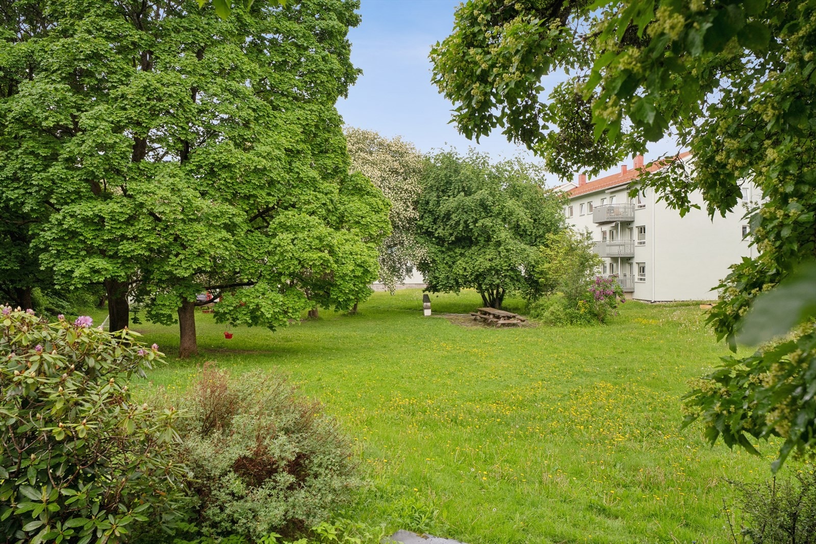 Unikring borettslag eier 18 garasjeplasser som leies ut til beboere. Det praktiseres ikke forkjøpsrett i borettslaget. Galleribilde
