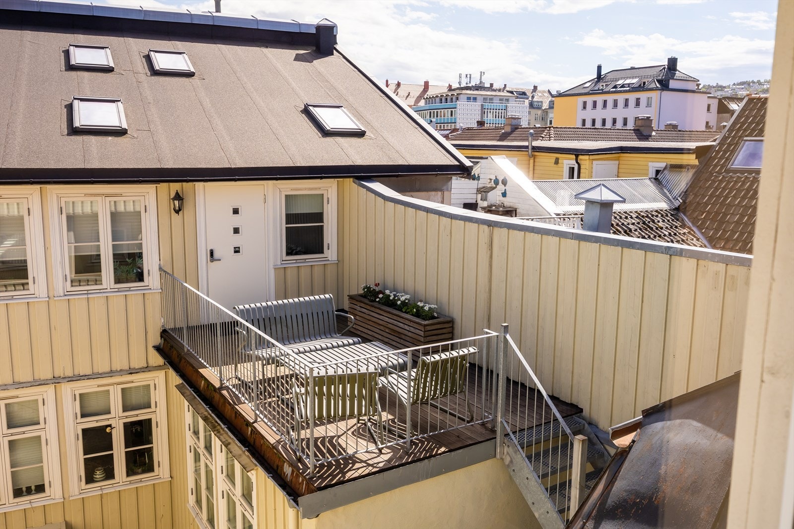 Sameiet har en felles solrik terrasse beliggende utenfor naboleiligheten. Galleribilde