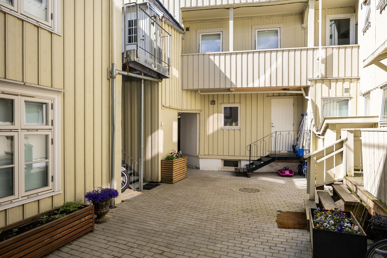 Bakgården er vesentlig oppgradert den siste tiden. Det er lagt ny belegningsstein i 2019. Galleribilde