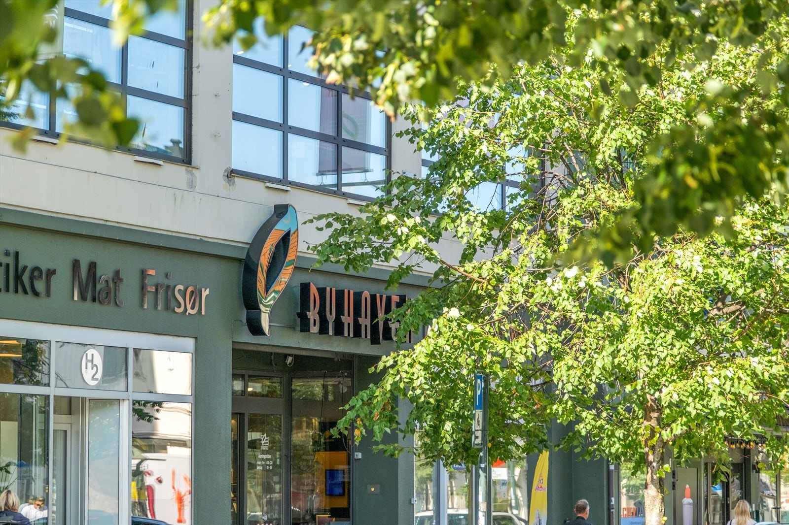 Byhaven kjøpesenter ligger en kort gåtur unna leiligheten, med bredt utvalg av butikker, restauranter, apotek, frisør, m.m. Bunnpris ligger også like ved, som er søndagsåpen. Galleribilde
