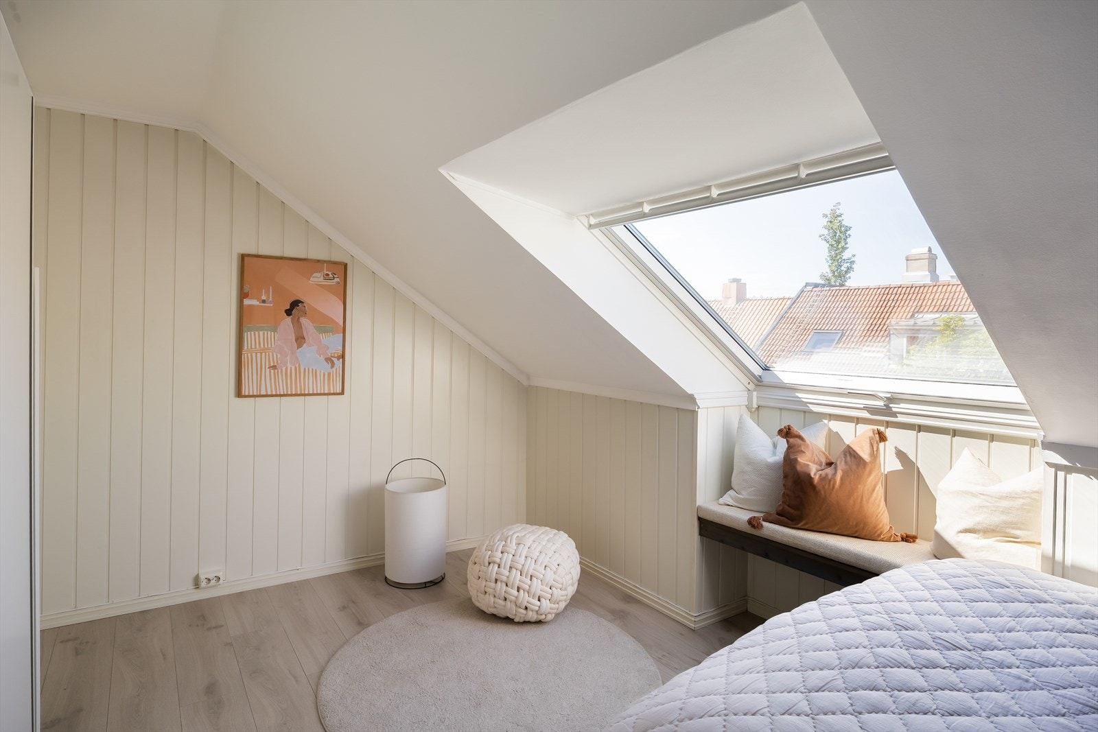 Det er bygd inn hyggelig sitteplass på soverommet, perfekt lesekrok. Galleribilde