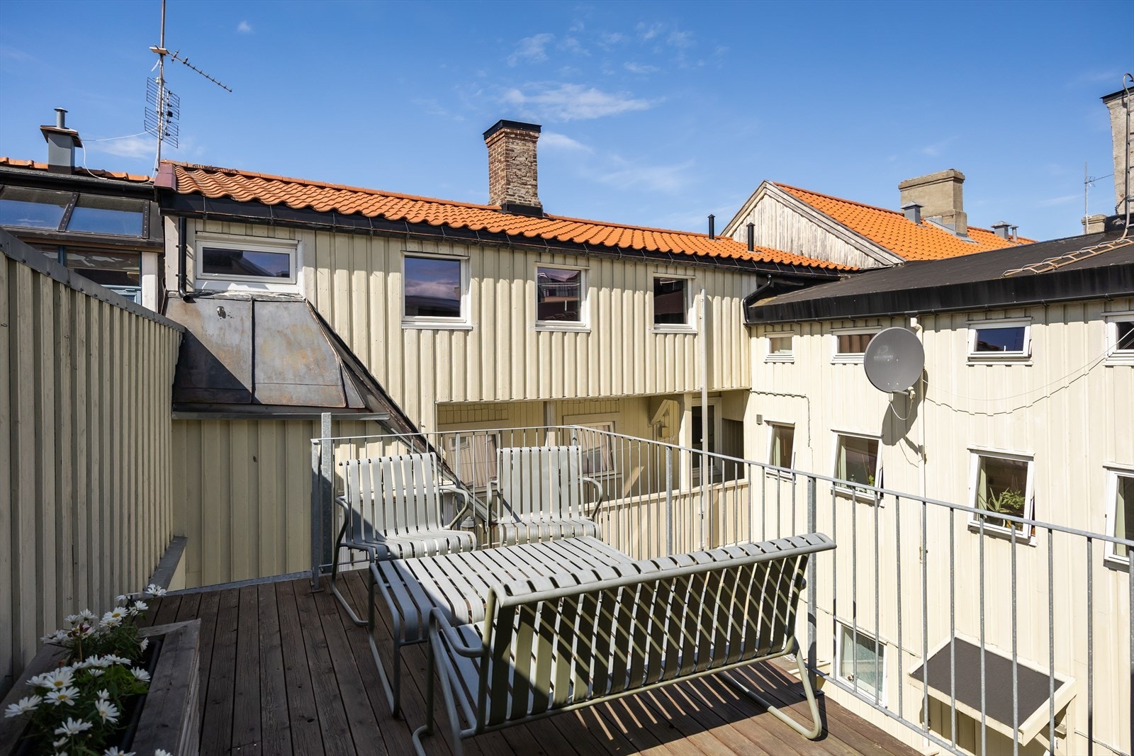 Terrassen ligger i felles bakgård og er skjermet mot innsyn fra gaten utenfor. Galleribilde