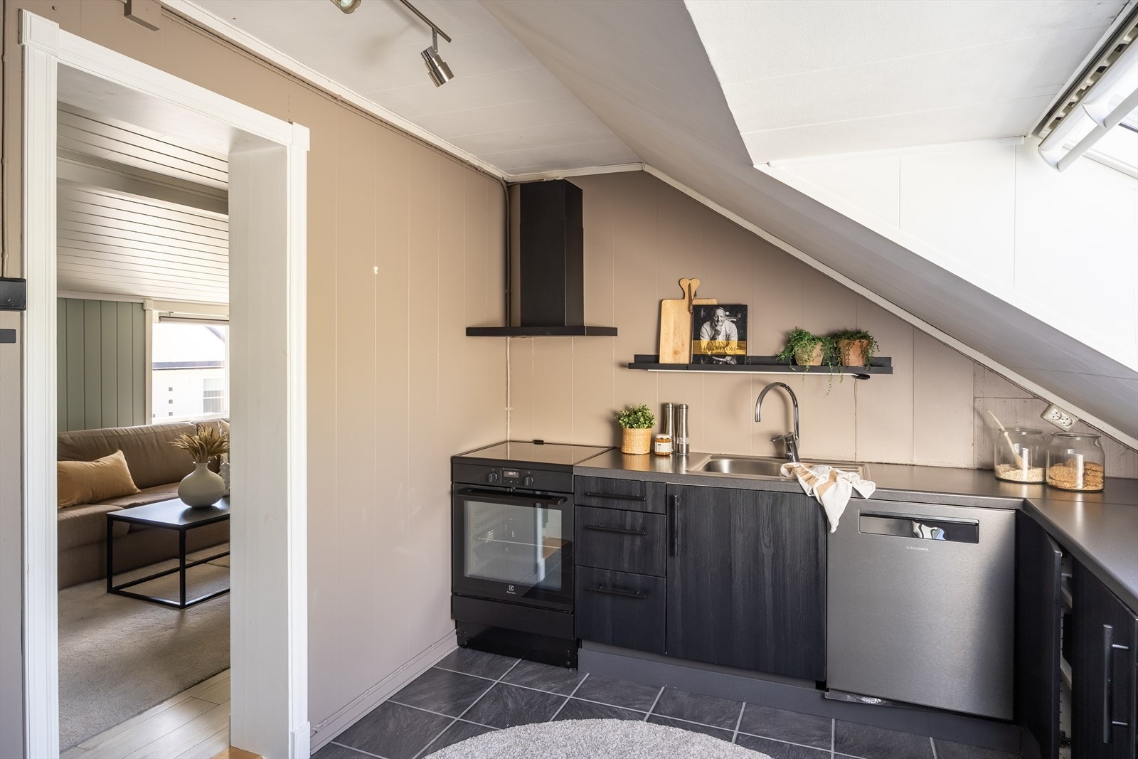 Smakfullt kjøkken på 12 m² med mye skap- og benkeplass. Galleribilde