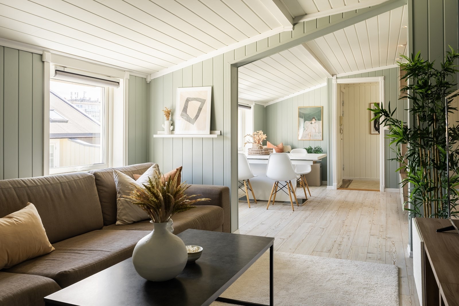 Stuen har et areal på hele 13 m² og gir god plass til romslig sofagruppe. Galleribilde